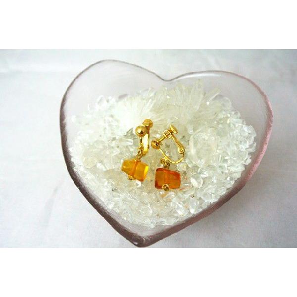 琥珀 コハク アンバー イヤリング 耳飾り さざれ型 10mm