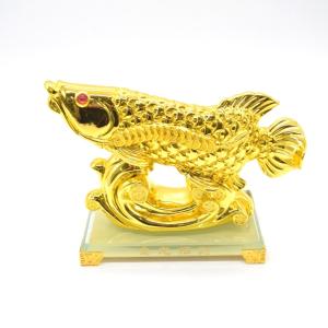アロワナ 龍魚 元宝の鱗 ガラス台座付き 樹脂製置物 金色 20cm｜ryu