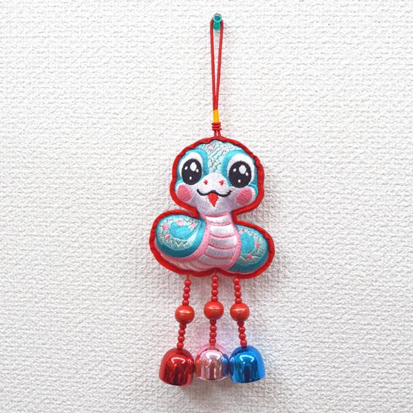 巳 蛇のぬいぐるみ 布製 ベル付き根付 全長21cm 刺繍