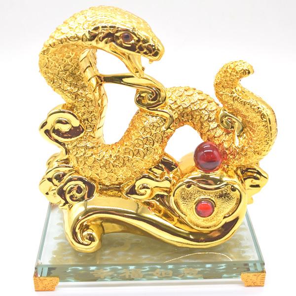 蛇 巳の置物 樹脂製 21cm 銭鱗 如意棒乗り ガラス台座付き ヘビ へび 十二支 干支