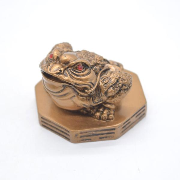 三脚蟾蜍 三本足 カエル 置物 樹脂製 6cm 八卦台座 アンティーク風塗装