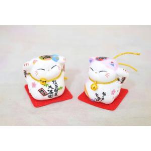 ミニ招き猫 二体セット 座布団と鈴付き 陶器製置物 桃色 4cm