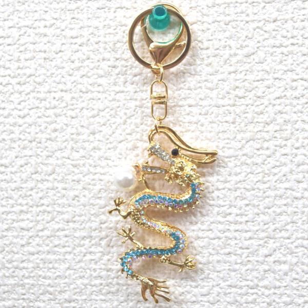 【メール便OK】 龍 キーホルダー ツートンカラー 青 ブルー×パール 竜 七宝焼き 珠持ち 金属製...