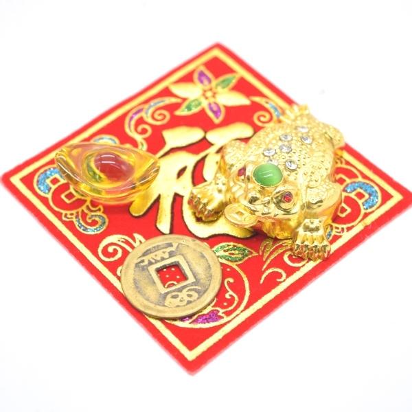 【メール便OK】 三脚蟾蜍 風水セット 銅製古銭 樹脂製元宝 敷物付き 金属製置物 メッキ加工
