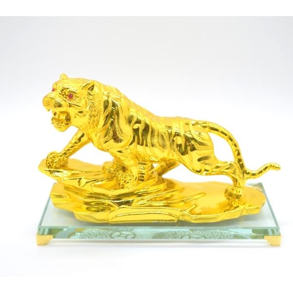 寅 虎 とら 樹脂製置物 ガラス台座 金色 16cm