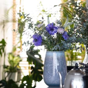 景徳鎮 青花山水花瓶 中国 陶磁器 工芸 - アートの友社 : くみあい