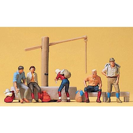 水場で休憩中の登山する人たち(ハイカー)　：プライザー　塗装済完成品　HO(1/87)　10441