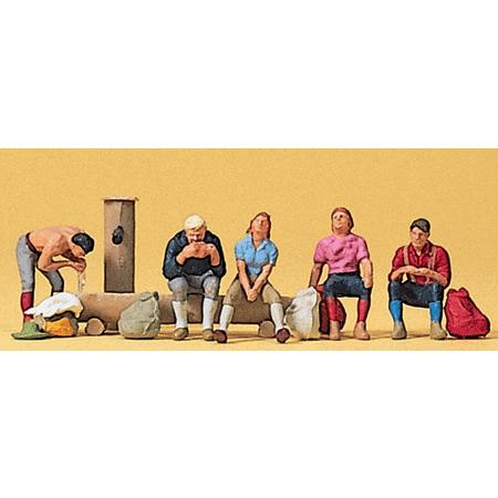 水場で休憩中の登山する人たち(ハイカー)　：プライザー　塗装済完成品　HO(1/87)　10443