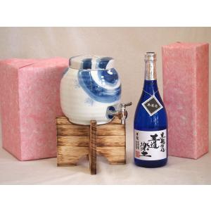 国産有田焼 焼酎サーバー1500cc木代付セット(14.5×15.5cm 1.1kg)恒松酒造 本格芋焼酎 黒麹仕込王道楽土 (熊本県) 720ml｜sake-gets