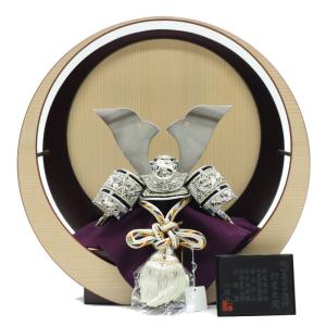 五月人形 兜飾り平飾 一徳作 8号 竹雀の兜 プラチナ 円型柾ワイン 2024-yb143 幅37cm