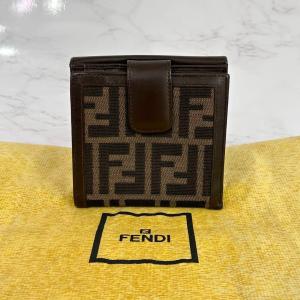 《大特価！》 美品 フェンディ FENDI 二つ折り 財布 ズッカ柄 コンパクト 3532395｜sakustore