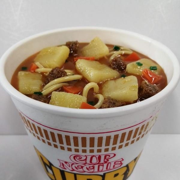 カップラーメンの空き容器にはめられる食品サンプルのラーメン　カレー味