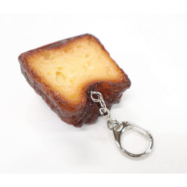 食品サンプル　キーホルダー　カヌレ（カット）