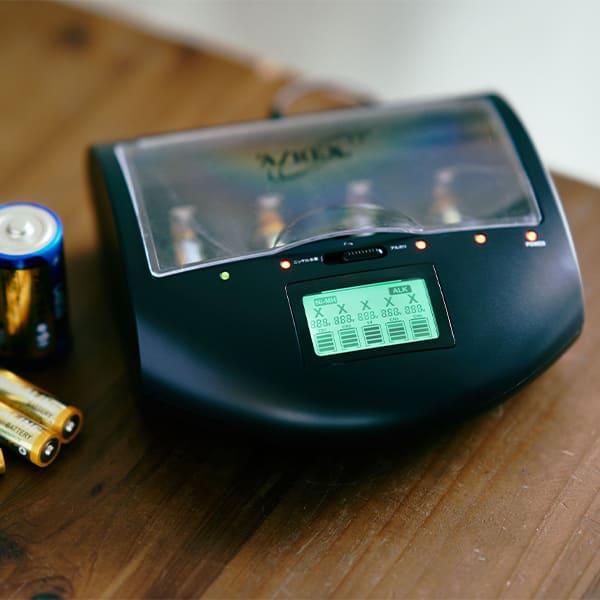 乾電池充電器 イーアンドケー マルチチャージャーV2 防災 停電 アルカリ乾電池 電池 充電 AX-...