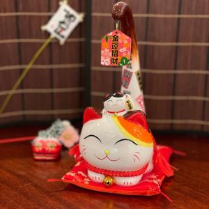 招き猫 瀬戸焼 赤絵ブチ猫 中 左 赤 87323-579 陶器 オブジェ ギフト