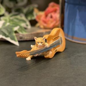5年前に12弦ミニギターを買い、頼んでネコの絵を描いてもらい部屋に飾っていた物 5年前に12弦ミニギターを買い、頼んでネコの絵を