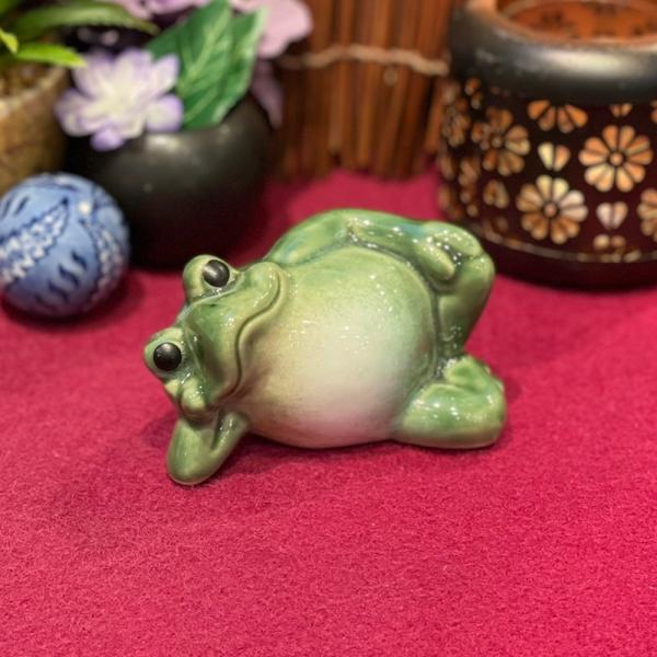 カエルの置物 陶器 寝ころび蛙 かえる 蛙 幸福 縁起物 梅雨 贈り物 風水 招福 ガーデニング 健...