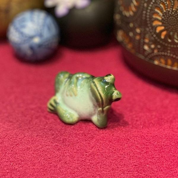 カエルの置物 陶器 お休み蛙 おやすみ かえる かわいい ガーデニング インテリア 置物 オブジェ ...