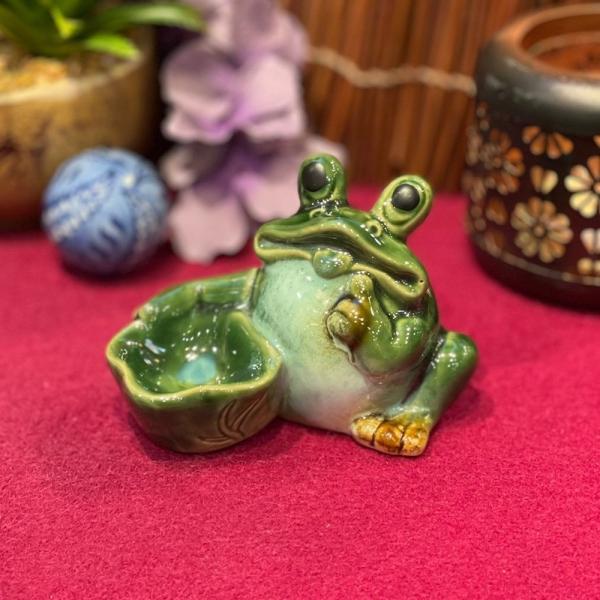 カエルの置物 陶器 蓮鉢持ち蛙 お金がかえる 幸運 インテリア 置物 かわいい 風水 幸運 梅雨 和...
