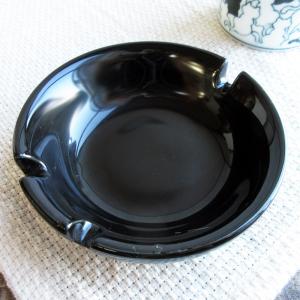 丸みを帯びた黒い灰皿 11.5cm / 三つ切 UFO型 丸型 業務用 ブラック 丸っこい灰皿 ツヤあり 陶器の灰皿 シンプル コンパクト 黒色 スタイリッシュ