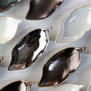 箸置き はしおき リーフ 葉っぱの形 カトラリーレスト プラチナ シルバー ゴールド 木の葉 大量注文OK / プラチナリーフ 箸置き（色おまかせ）