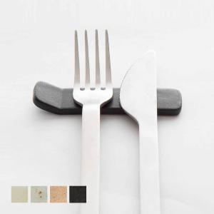 フォークやスプーンなどのカトラリー置き［《可》〈sarasa