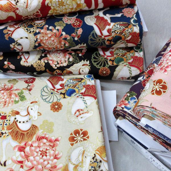 ＜QUILT GATE＞【百花繚乱】白馬（神馬）（HR3570-11）綿シーチングプリント生地  巾...