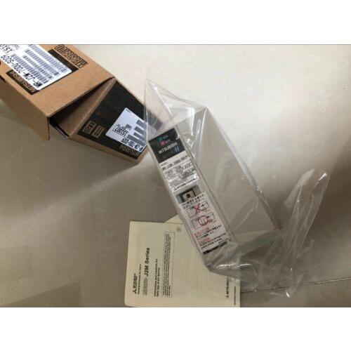 1個のMITSUBISHI MR-J2M-70DU-S009サーボドライブのボックス