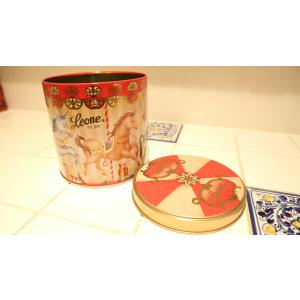パスティリエレオーネ 空缶 メリーゴーランド缶(赤)の詳細画像1