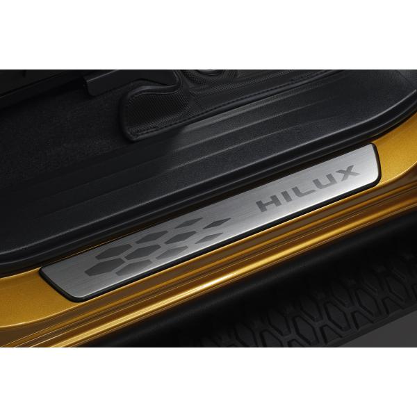 新型ハイラックス 新デザイン スカッフプレート タイトヨタ純正アクセサリ HILUXロゴ ドアシルプ...