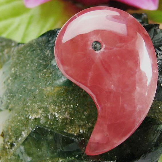 インカローズ ロードクロサイト 勾玉 k1-1359