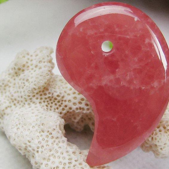 インカローズ ロードクロサイト 勾玉 k1-1360