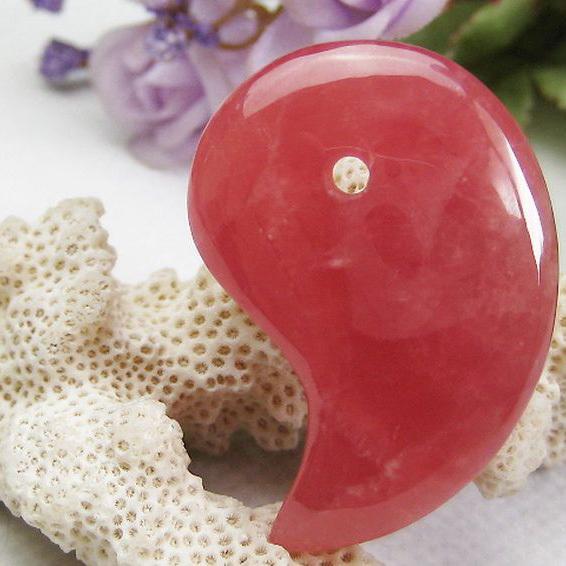 インカローズ ロードクロサイト 勾玉 k1-1361