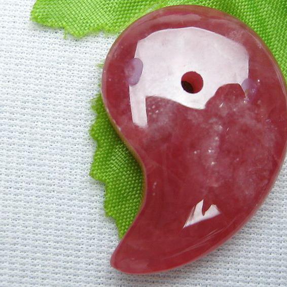 インカローズ ロードクロサイト 勾玉 k1-1373