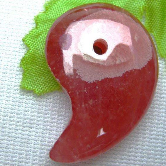 インカローズ ロードクロサイト 勾玉 k1-1382