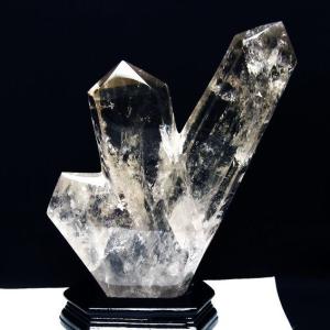 ⭐️別格高級品！プラチナ　レッド　シルバー　ルチル　原石　六角柱　福財龍王秘宝⑥ 1.9Kg プラチナルチル入り水晶 六角柱 t627-7057 : 誠安天然石専門店