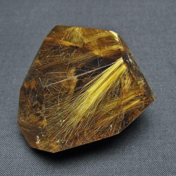 ゴールドタイチンルチル 原石 t725-2710