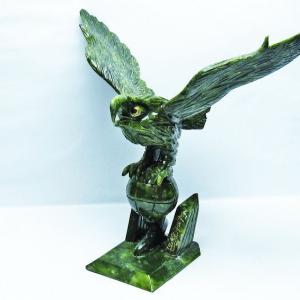 「パワーストーン翡翠？の瓢箪彫刻 木製スタンド付き」1点です。 パワーストーン翡翠？の瓢箪彫刻 木製スタンド付き」1点です