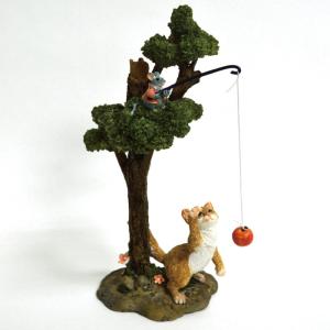 猫とネズミ 木の上からリンゴ EV13273A 高さ約19.5cm 茶トラ猫 ねこ ネコ レトロ アンティーク風 置物 オブジェ インテリア プレゼント ギフト かわいい｜seibupiano