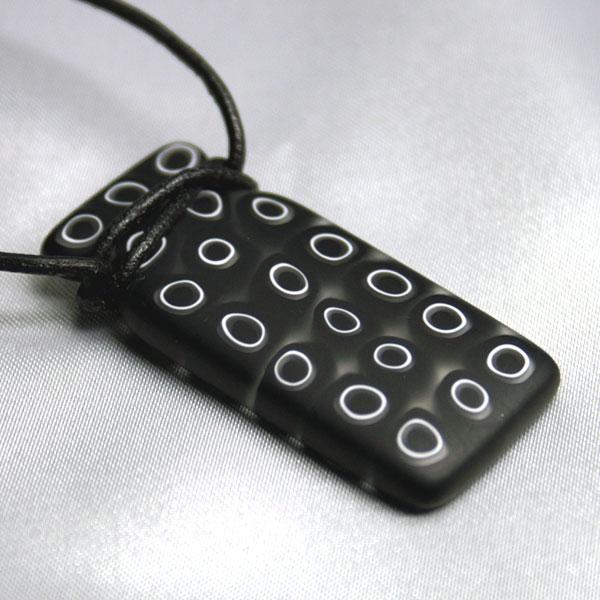 ペンダントネックレス　イタリア製メンズベネチアングラス　ミルフィオーリ　黒と白とクリスタル