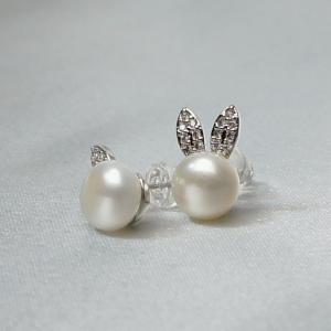 ピアス 銀色のウサギ耳パールピアス Silver rabbit ear pearl earrings.｜seiyou-garasu