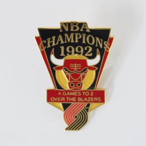 NBA ブルズ 1992 NBAチャンピオン記念 ピンバッジ ブルズ VS ブレイザーズ 4 ゲームス トゥ 2 PSG レアアイテム｜selection-basketball