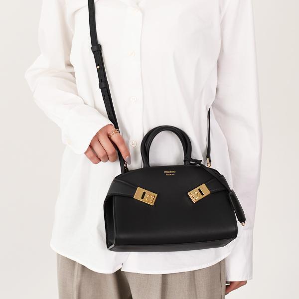FERRAGAMO フェラガモ バッグ ショルダーバッグ Hug ハンドバッグ (XS) 21597...