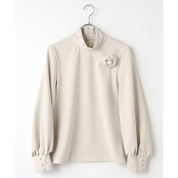 INGEBORG / インゲボルグ コサージュ付きボリュームスリーブタートルカットソー