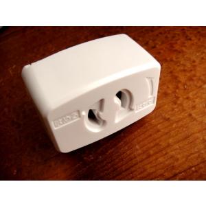 ライティングレール用抜止めコンセントプラグ白　ホワイト　ダクトレール電源コンセント