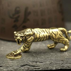 GOLD STONE タイガーアイ 虎 置物 彫刻 台座付き 2.2kg 虎眼石 風水