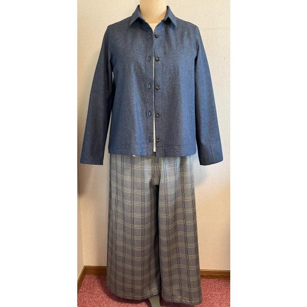 デニムシャツジャケット　長袖・Lサイズ　控えめな小さな衿と身頃の切り替えがシャープなシャツジャケット