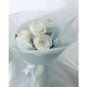 【プリザーブドフラワー大輪の白薔薇とかすみ草の花束】