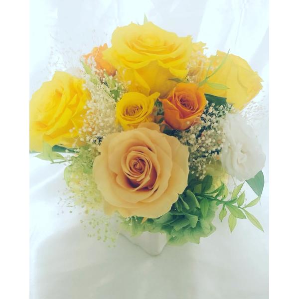 プリザーブドフラワー/レモンイエローとオレンジ、白の薔薇とかすみ草アレンジ（フラワーケースリボンラッ...