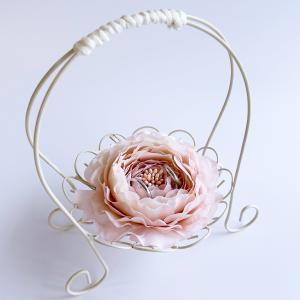 サーバーバスケット リングピロー完成品 S くすみピンクのお花 リングクッション ラナンキュラス 結婚式 ワイヤー製カゴ かご型｜shiawase-deli